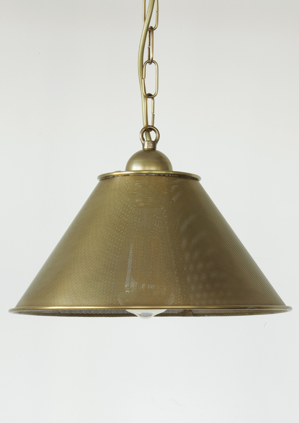 Esstischleuchte mit Lochblech-Schirm aus Messing LA CONIQUE: Lochblech-Pendelleuchte (Mittleres Modell mit Ø 28 cm, Patiniertes Messing mit Firnis)